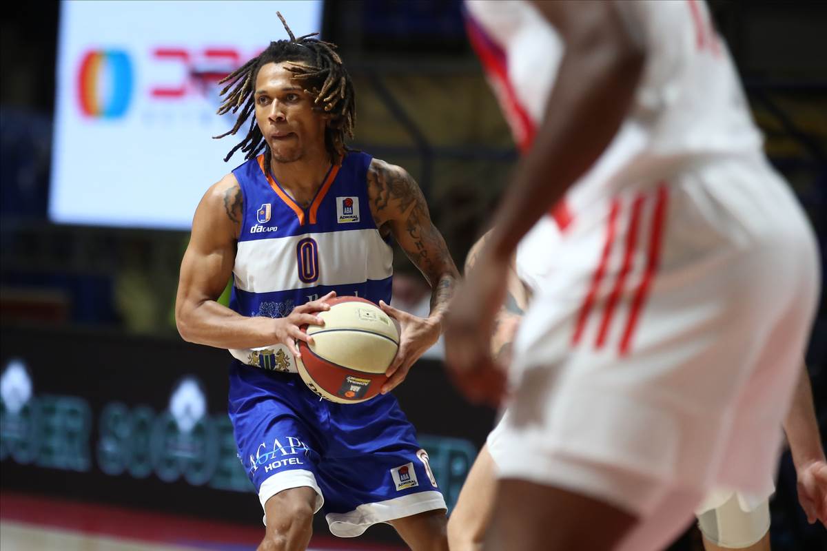 Daron Fats Rasel vodi loptu protiv Zvezde