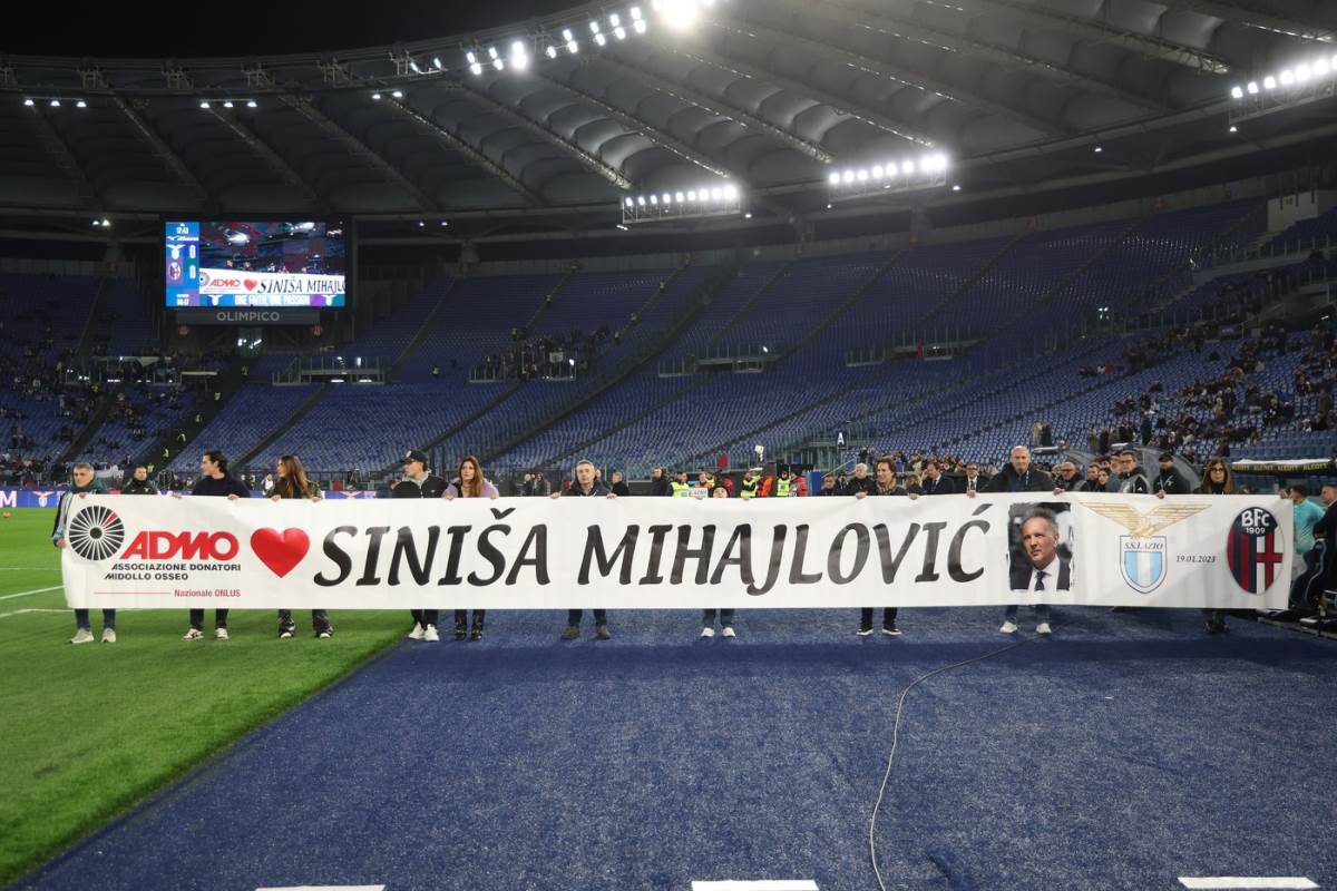 Porodica Siniše Mihajlovića drži transparent u njegovu čast na meču Lacio Bolonja na stadionu Olimpiko