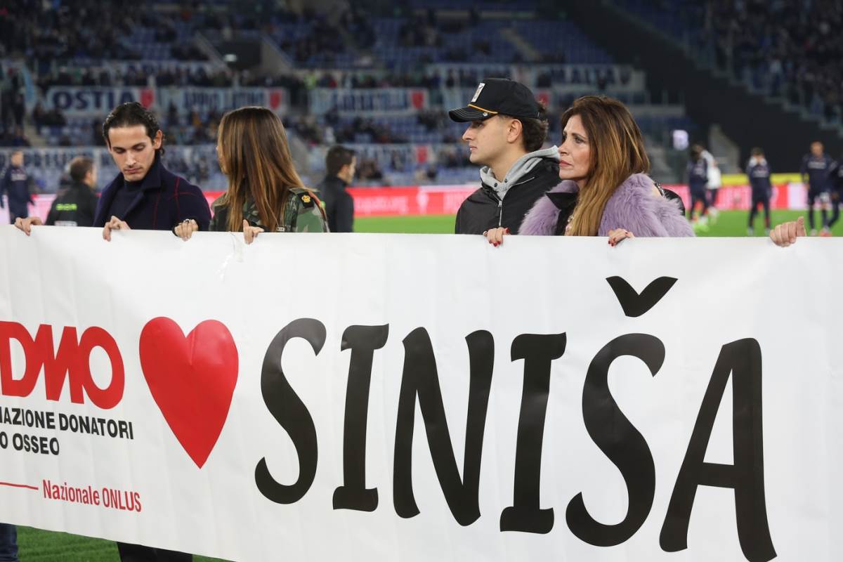 Porodica Siniše Mihajlovića nosi transparent u njegovu čast na Lacio Bolonja