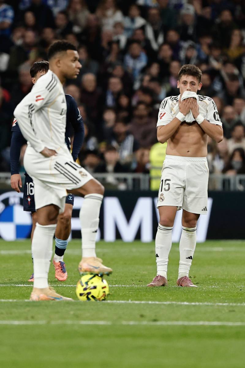 Fudbaleri Reala Arda Guler i Kilijan Mbape tuguju na centru protiv Selte.jpg