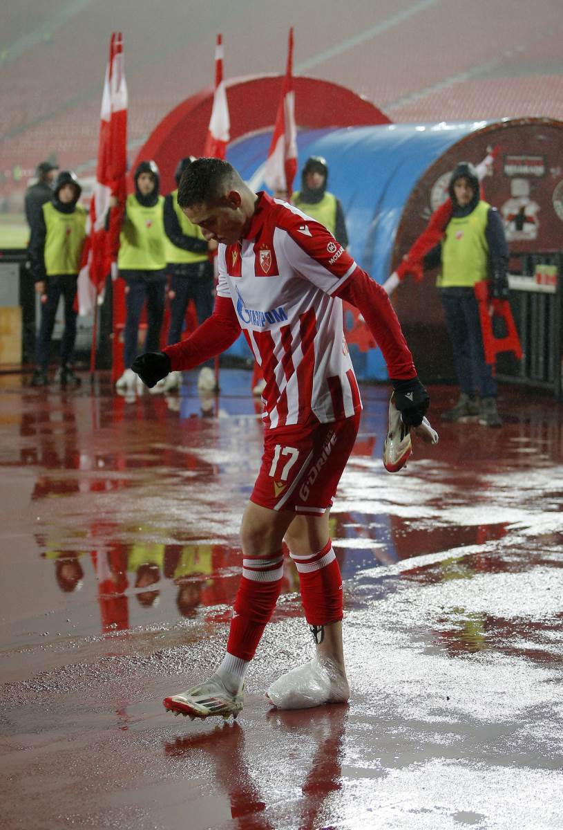 Bruno Duarte sa zglobom zavijenim u led na Zvezda Vojvodina