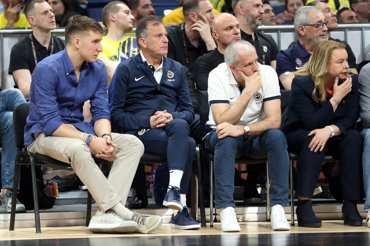 Bogdan Bogdanović i Željko Obradović gledaju meč Fenerbahčea