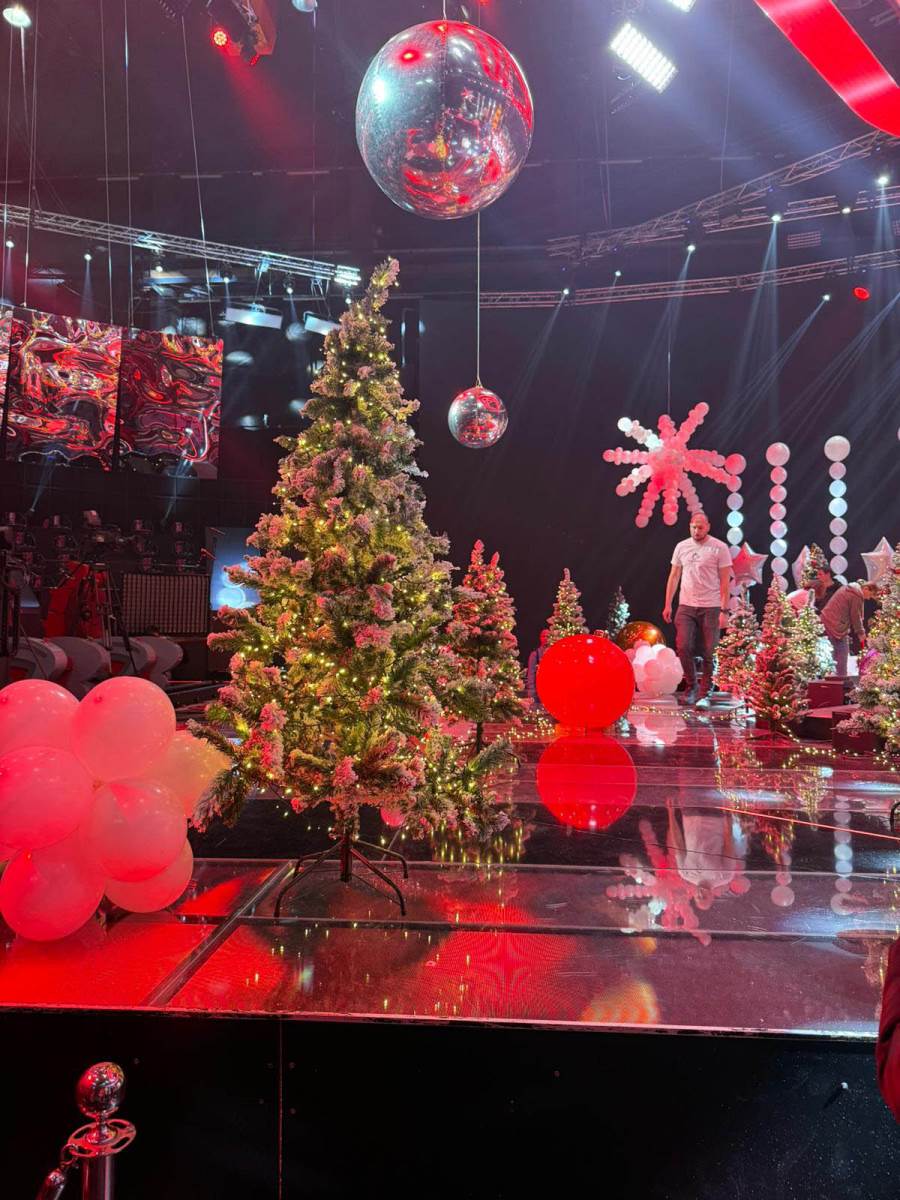 Zavirili smo na snimanje novogodišnjeg programa na Pinku Ogromna lova uložena u dekoraciju (4) copy.jpg