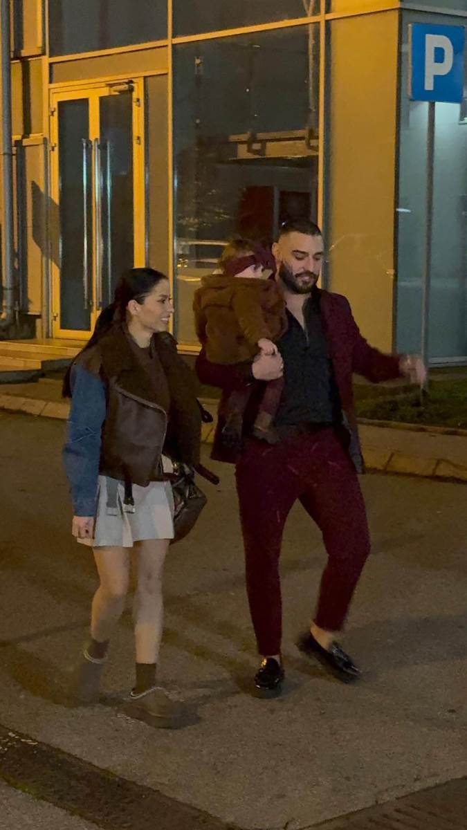 Darko Lazić sa ženom i cerkicom stigao na snimanje novogodišnjeg programa (1).jpg