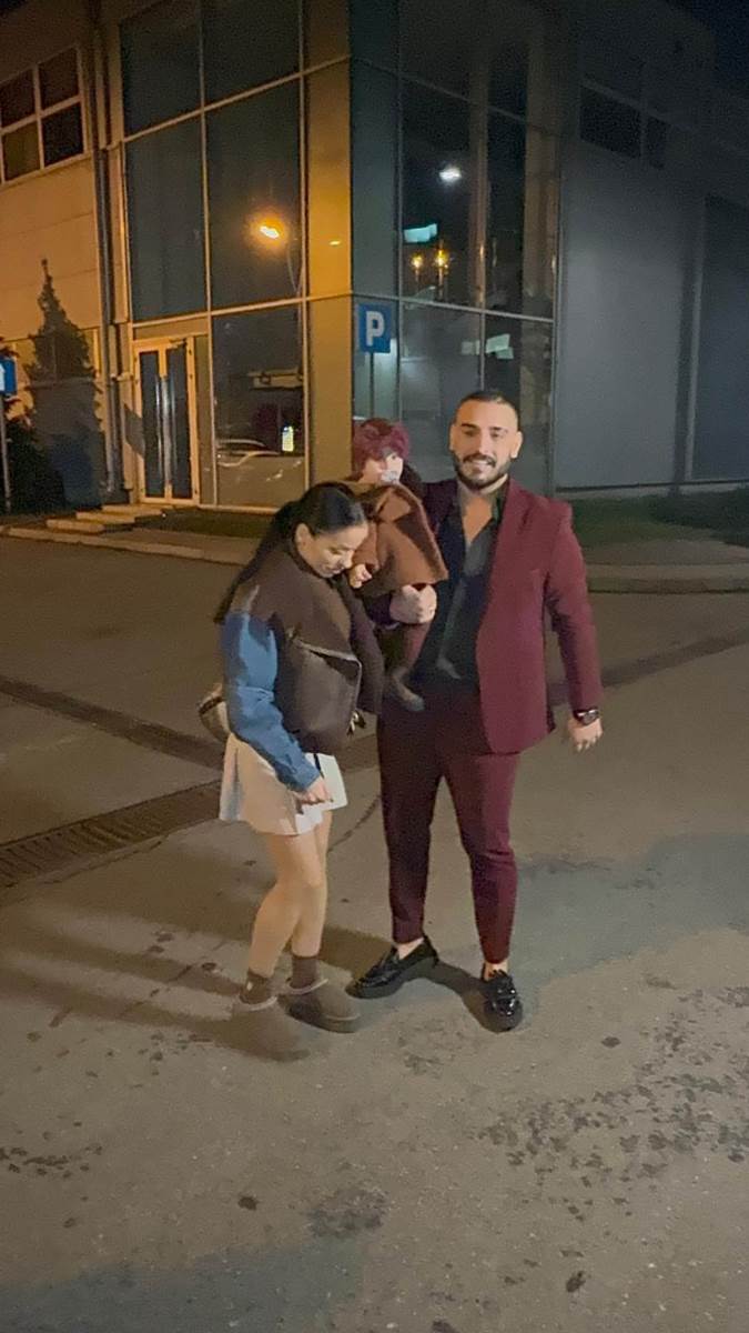 Darko Lazić sa ženom i cerkicom stigao na snimanje novogodišnjeg programa (4).jpg