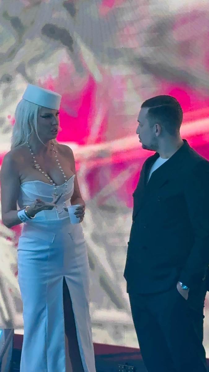 Karleuša prvi put na snimanju novogodišnjeg programa Evo kakve su reakcije pevača kada su je videli (3).jpg