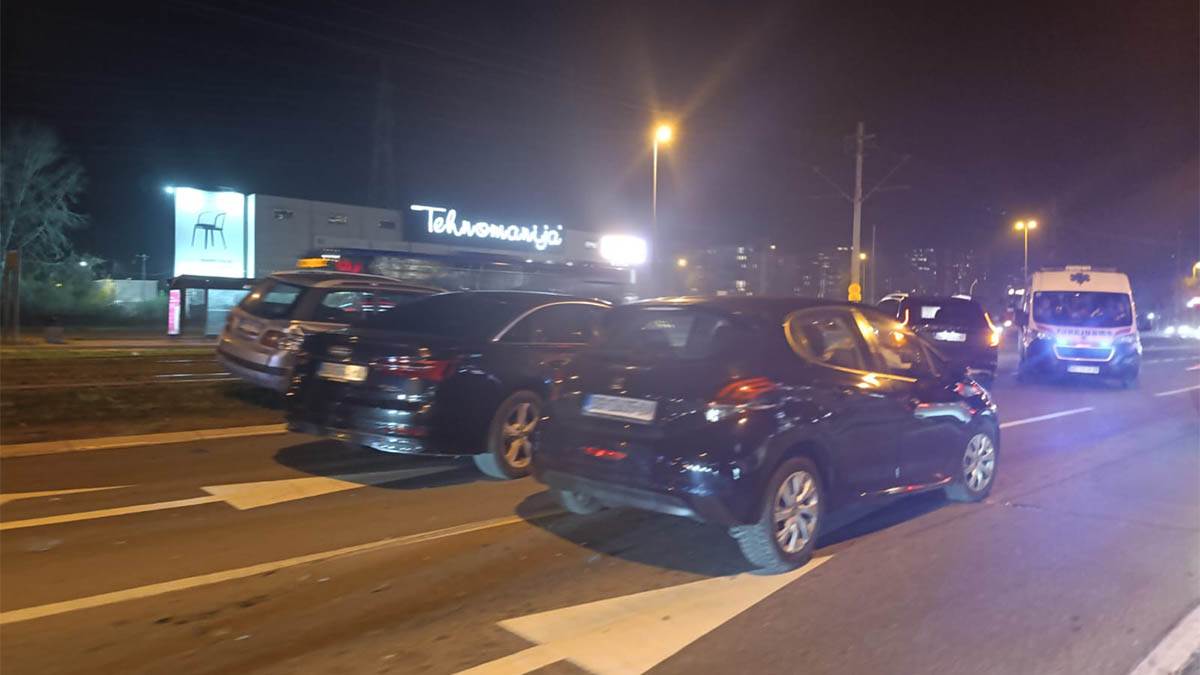 Sudar u ulici Jurija Gagarina, policija i hitna na terenu, otvorio se er beg (1).jpg