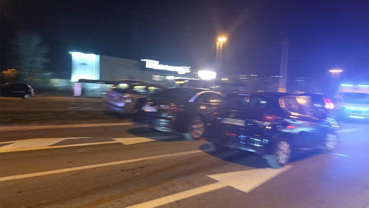 Sudar u ulici Jurija Gagarina, policija i hitna na terenu, otvorio se er beg (2).jpg