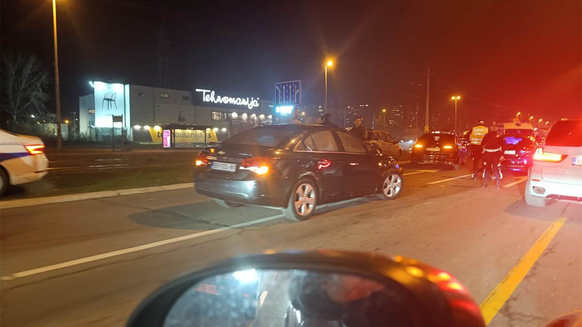 Sudar u ulici Jurija Gagarina, policija i hitna na terenu, otvorio se er beg (3).jpg