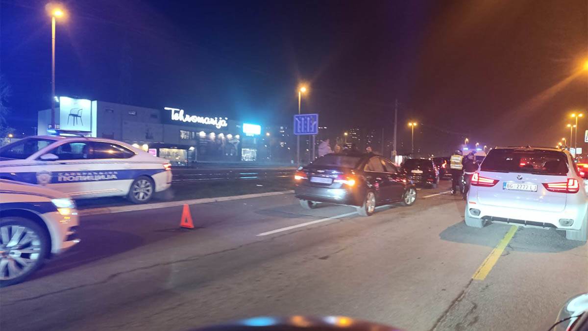 Sudar u ulici Jurija Gagarina, policija i hitna na terenu, otvorio se er beg (5).jpg