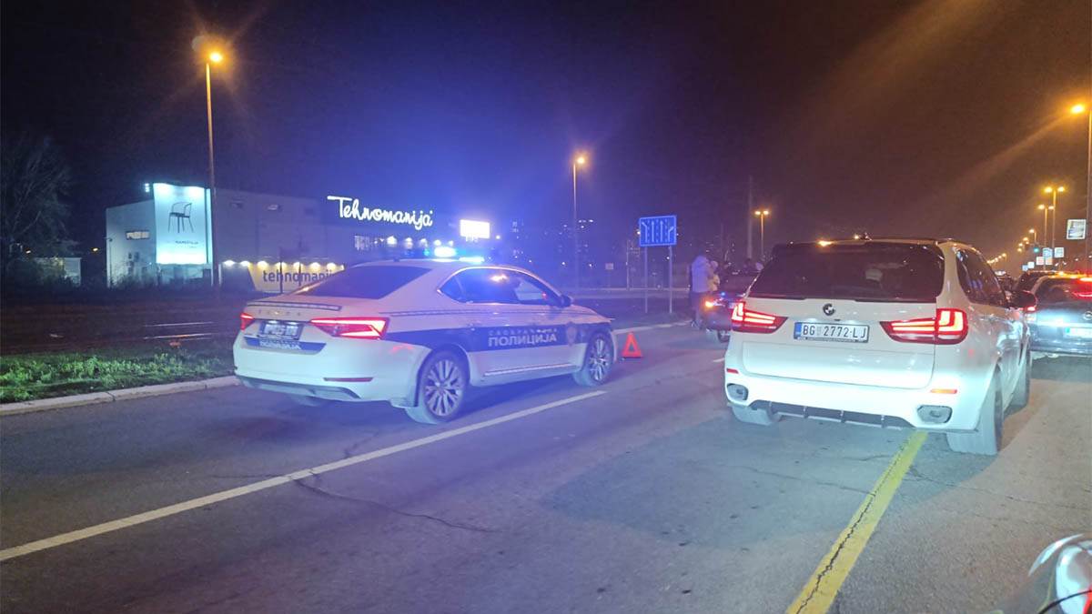 Sudar u ulici Jurija Gagarina, policija i hitna na terenu, otvorio se er beg (8).jpg