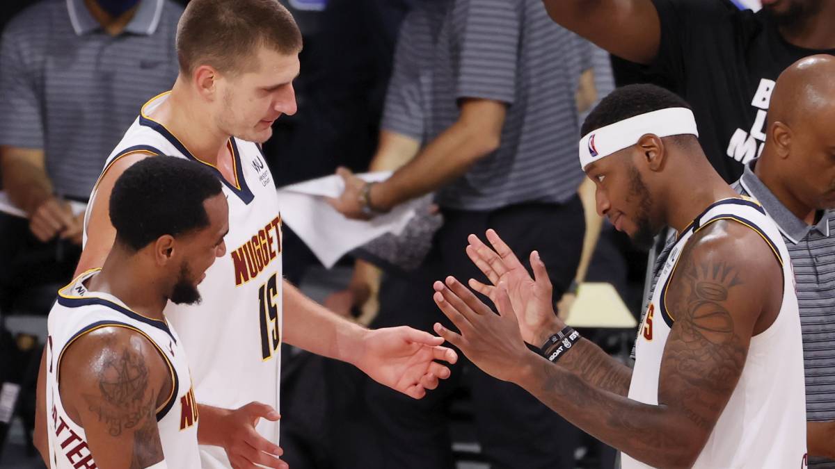 Nikola Jokić i Monte Moris se pozdravljaju u Denveru