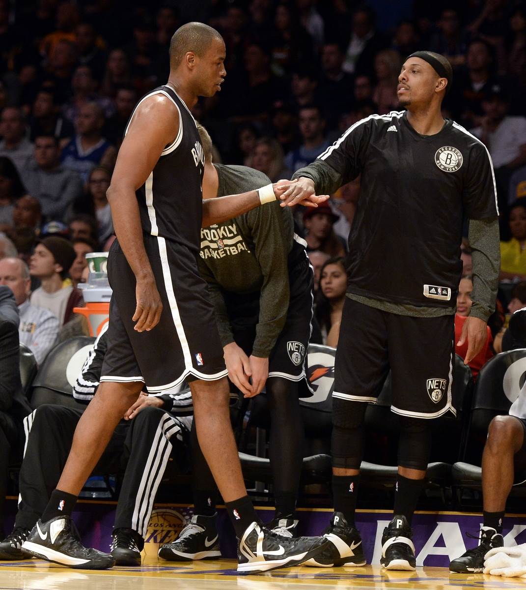 Džejson Kolins izlazi iz igre u dresu Bruklina i dočekuje ga Pol Pirs