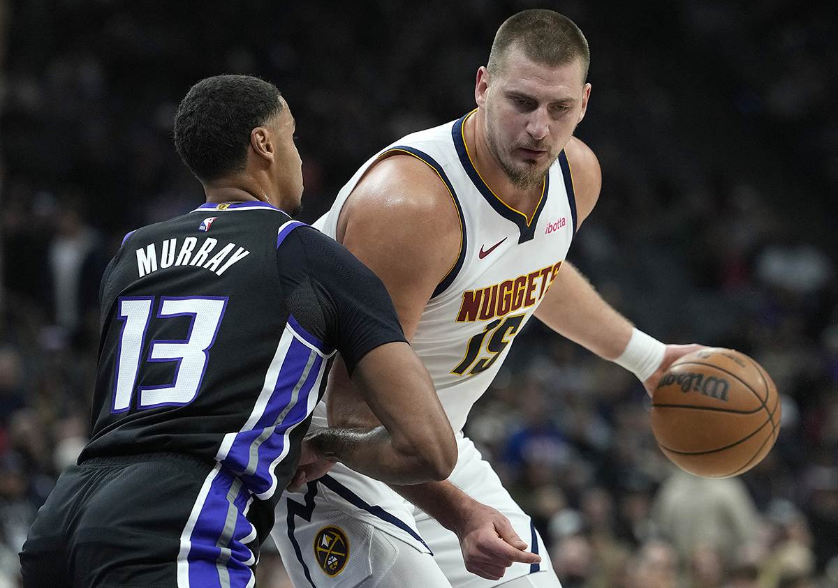 Nikola Jokić protiv Mareja u NBA.