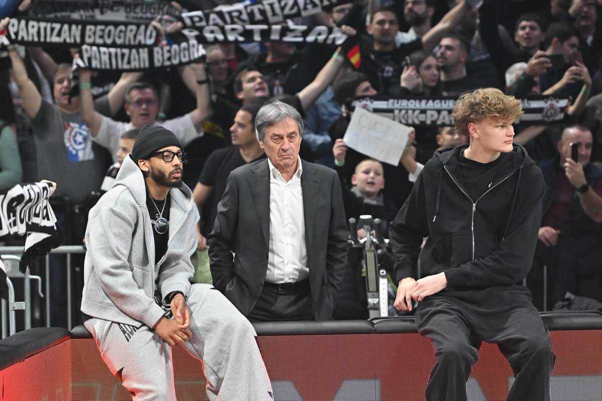 Moma Jakovljević na derbiju Partizan Zvezda kraj Karlika Džounsa i Mike Murinena