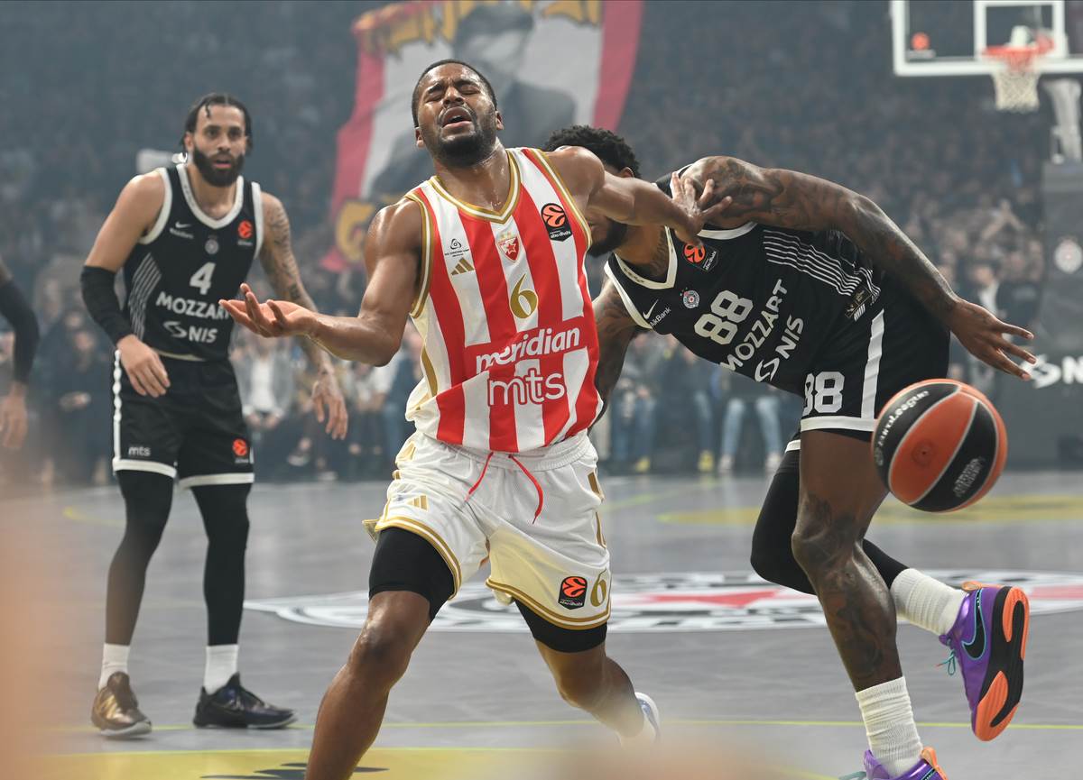 Džered Batler gubi loptu na derbiju Partizan Zvezda