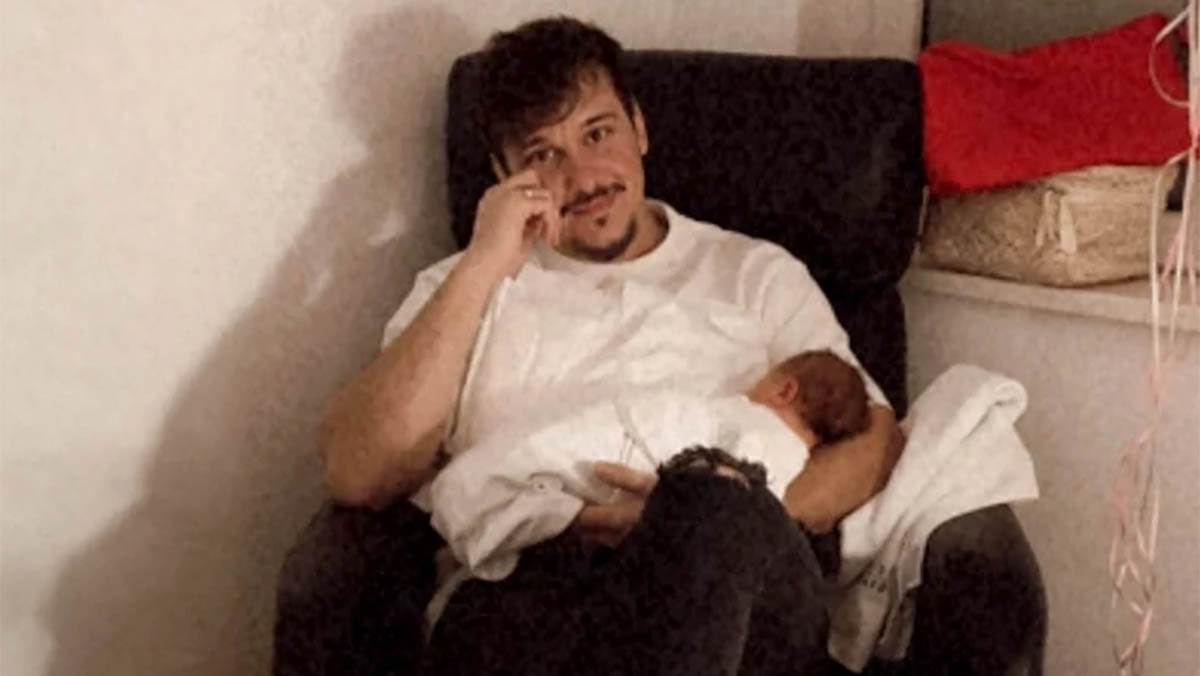 Muž Aleksandre Bursać pozira sa tek rođenom ćerkicom copy.jpg