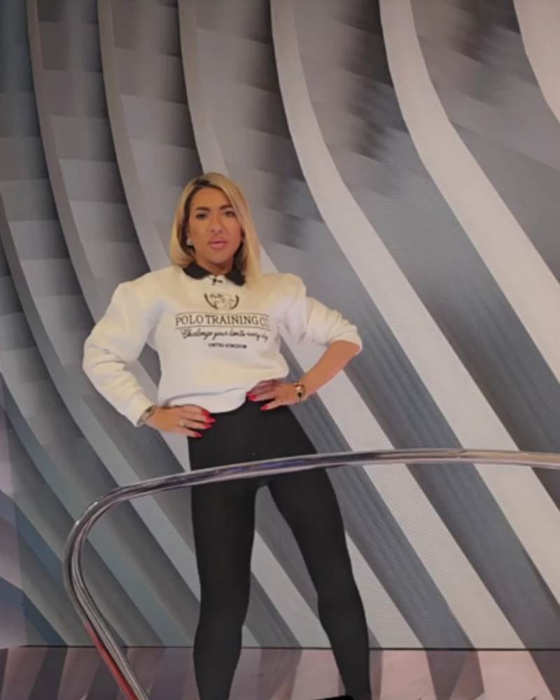 Jovana Jeremić u duksu i helankama vodi jutarnji program