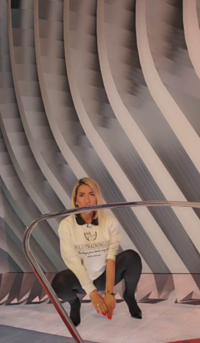 Jovana Jeremić u duksu i helankama vodi jutarnji program