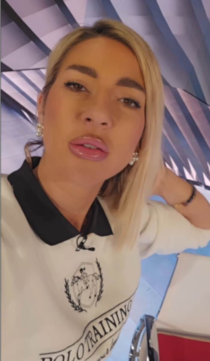 Jovana Jeremić u duksu i helankama vodi jutarnji program