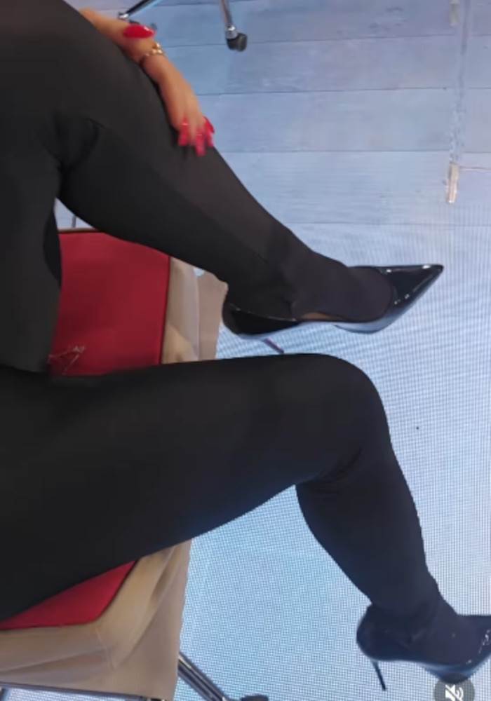 Jovana Jeremić u duksu i helankama vodi jutarnji program