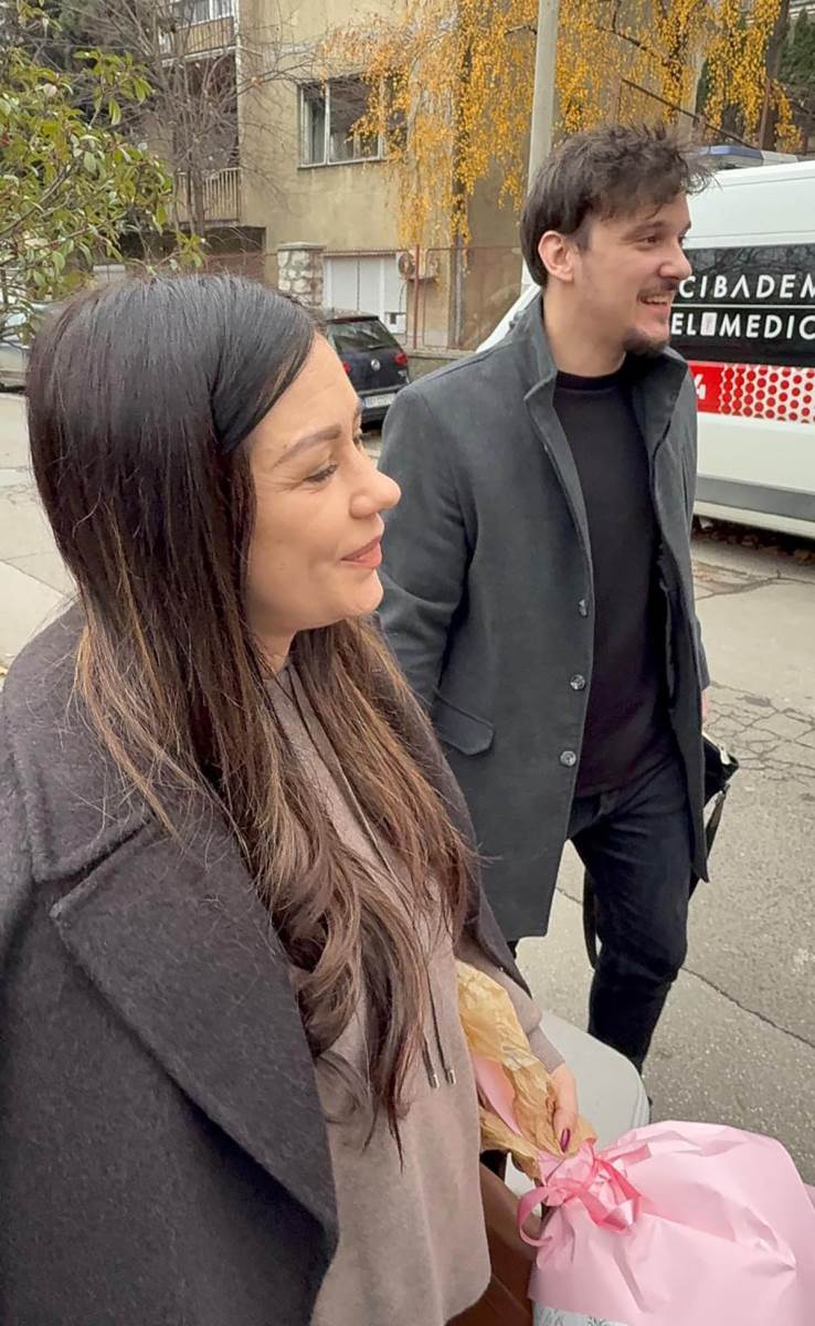 Aleksandru Bursać izveo muž iz porodilišta (9).jpg