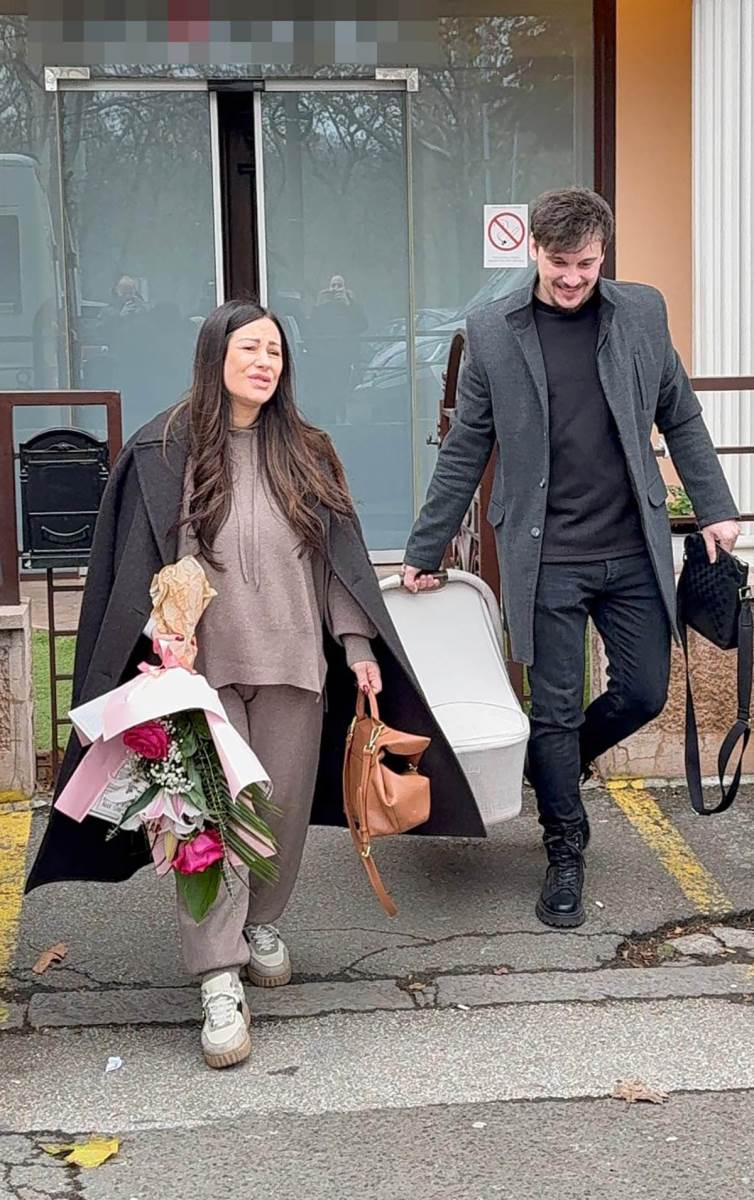 Aleksandru Bursać izveo muž iz porodilišta (11).jpg