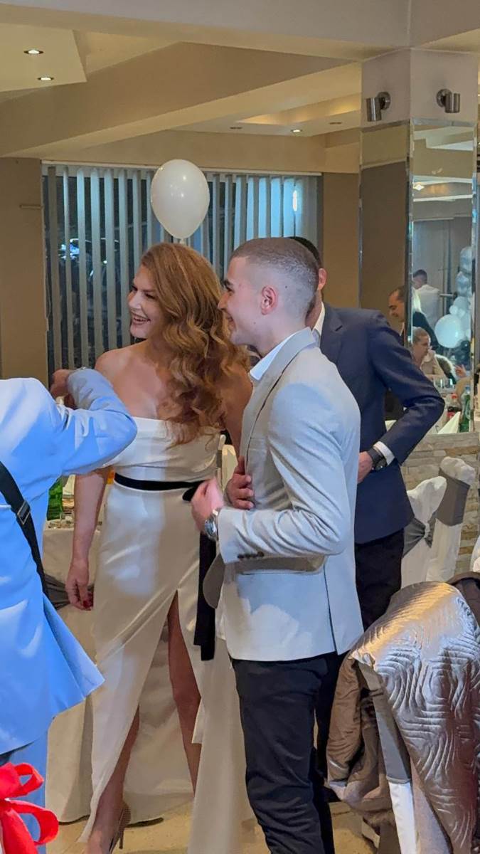 Snajka i sin sa Erom dočekuju goste na punoletstvu unuka (3) copy.jpg