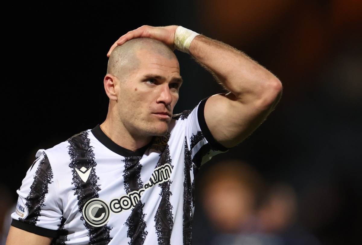 Aleks Gogić se drži za glavu u Sent Mirenu