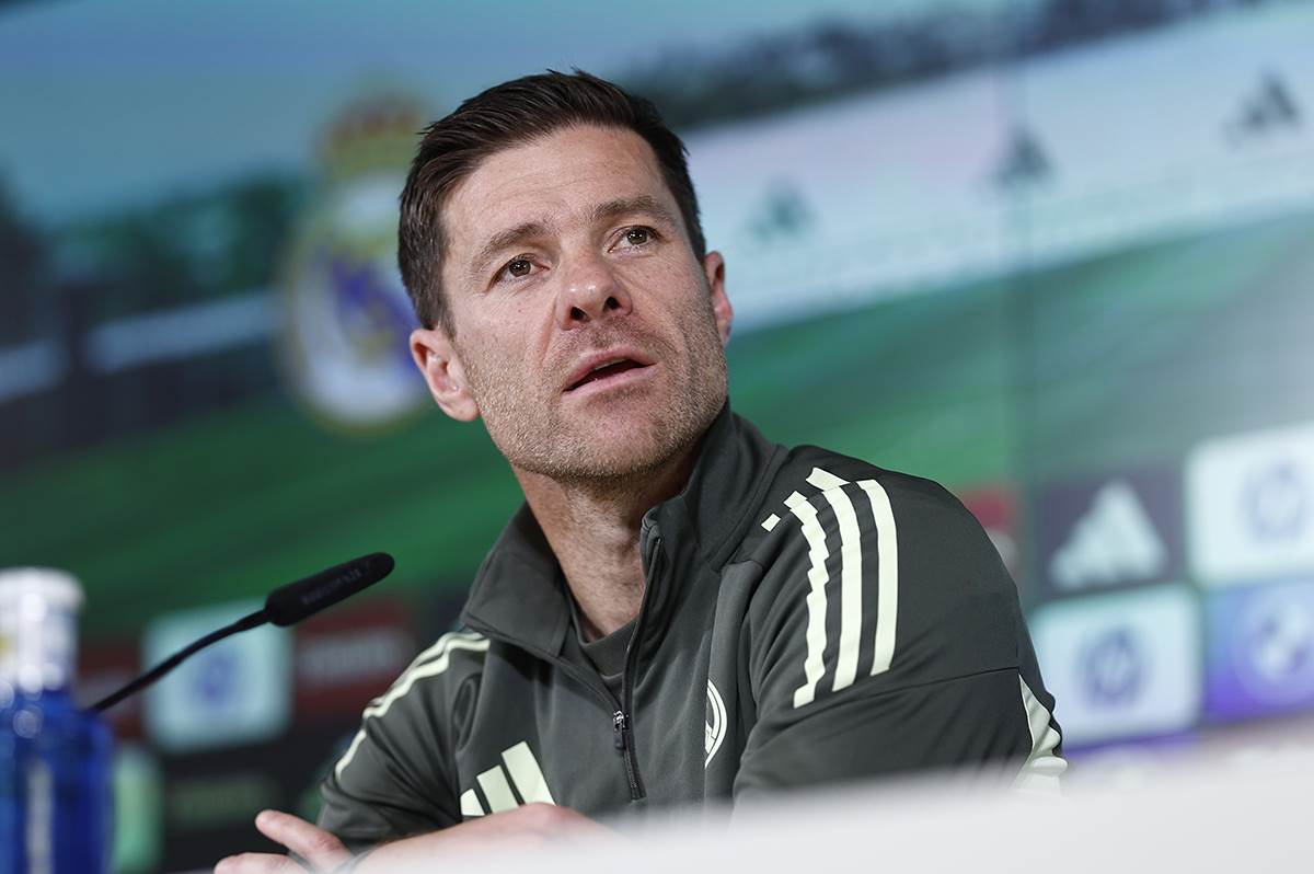 Ćabi Alonso na konferenciji za medije.