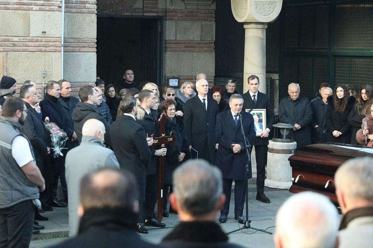 Sahrana oca Zvezdana Terzica (6).jpg