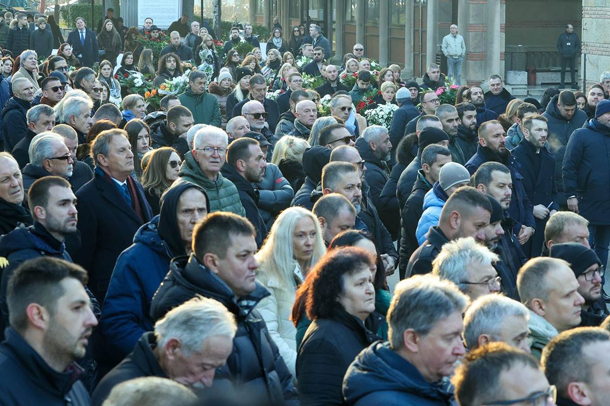 Sahrana oca Zvezdana Terzica (6).jpg