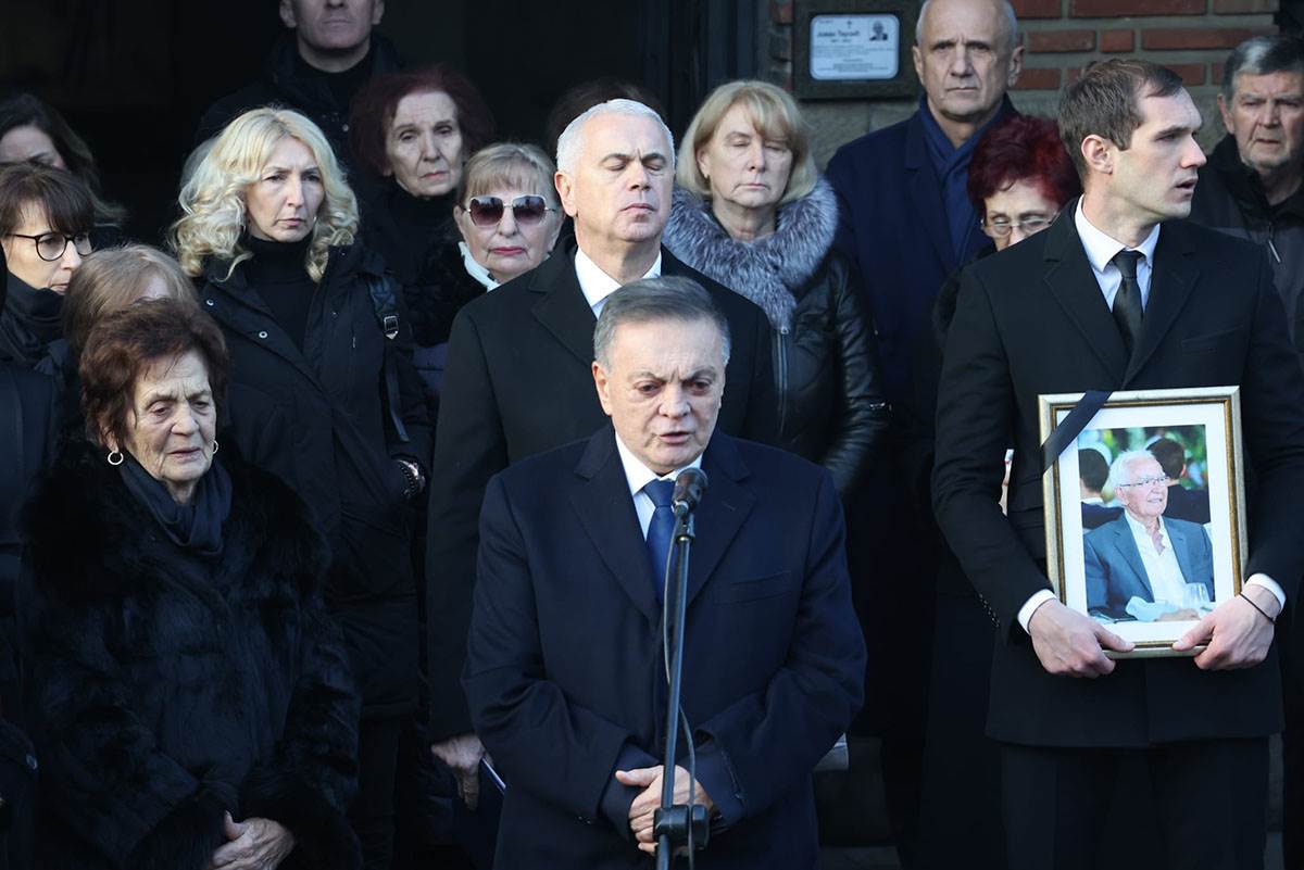 Milovan Bojić direktor Instituta Dedinje drži govor na sahrani oca Zvezdana Terzića