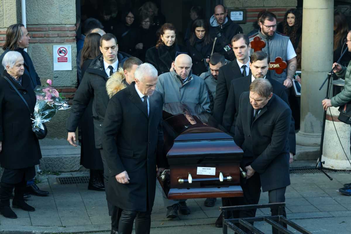 Zvezdan Terzić nosi očev kovčeg sa sinovima i rođacima