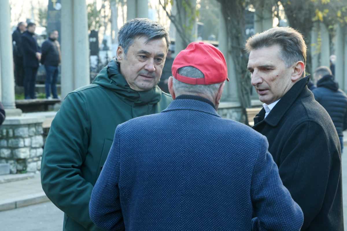 Rade Bogdanović i Zoran Stojadinović na sahrani oca Zvezdana Terzića, Jovana Terzića