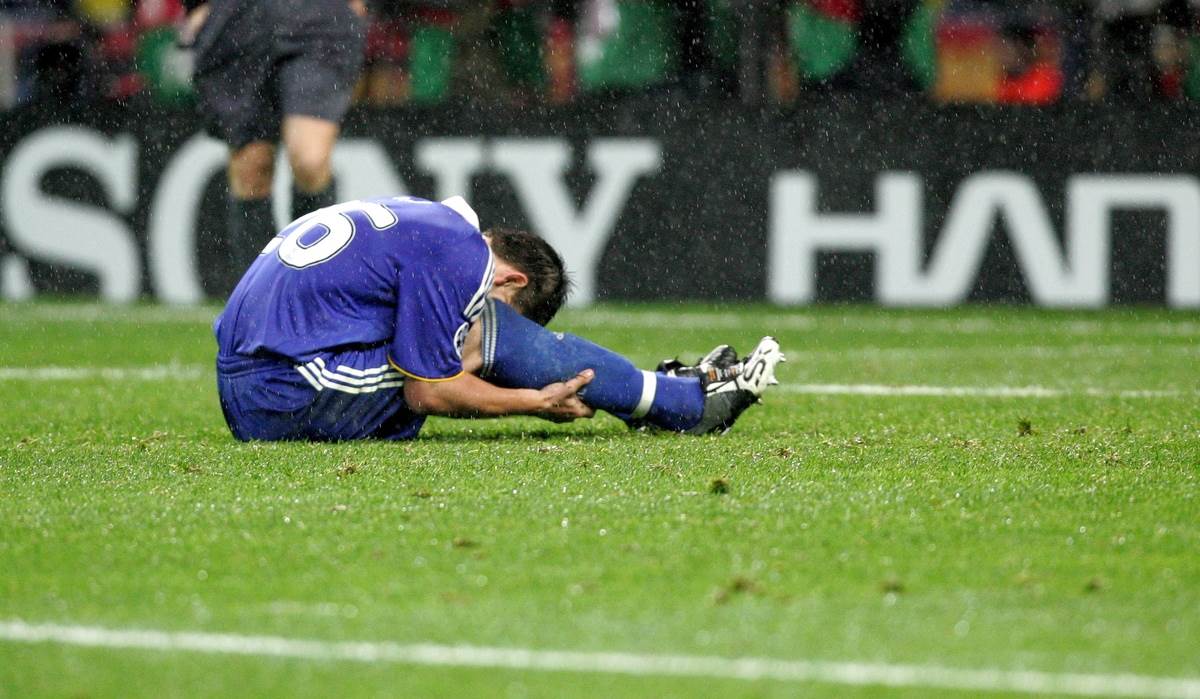 Džon Teri tuguje zbog promašenog penala u finalu Lige šampiona Čelsi Mančester junajted u Moskvi