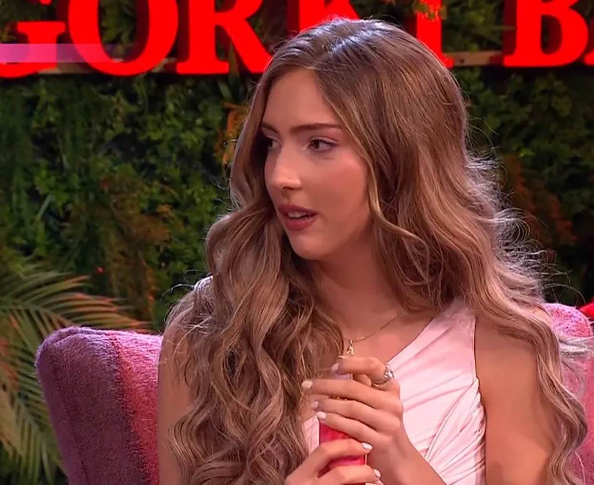 Jelena Karleuša sa ćerkama u Amidži šou (12).jpg