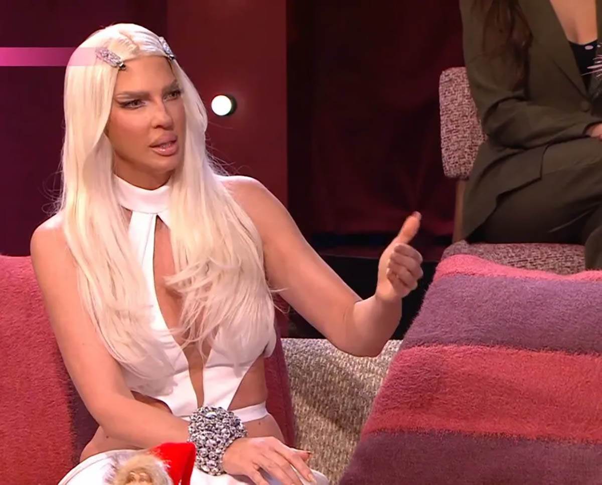 Jelena Karleuša sa ćerkama u Amidži šou (14).jpg