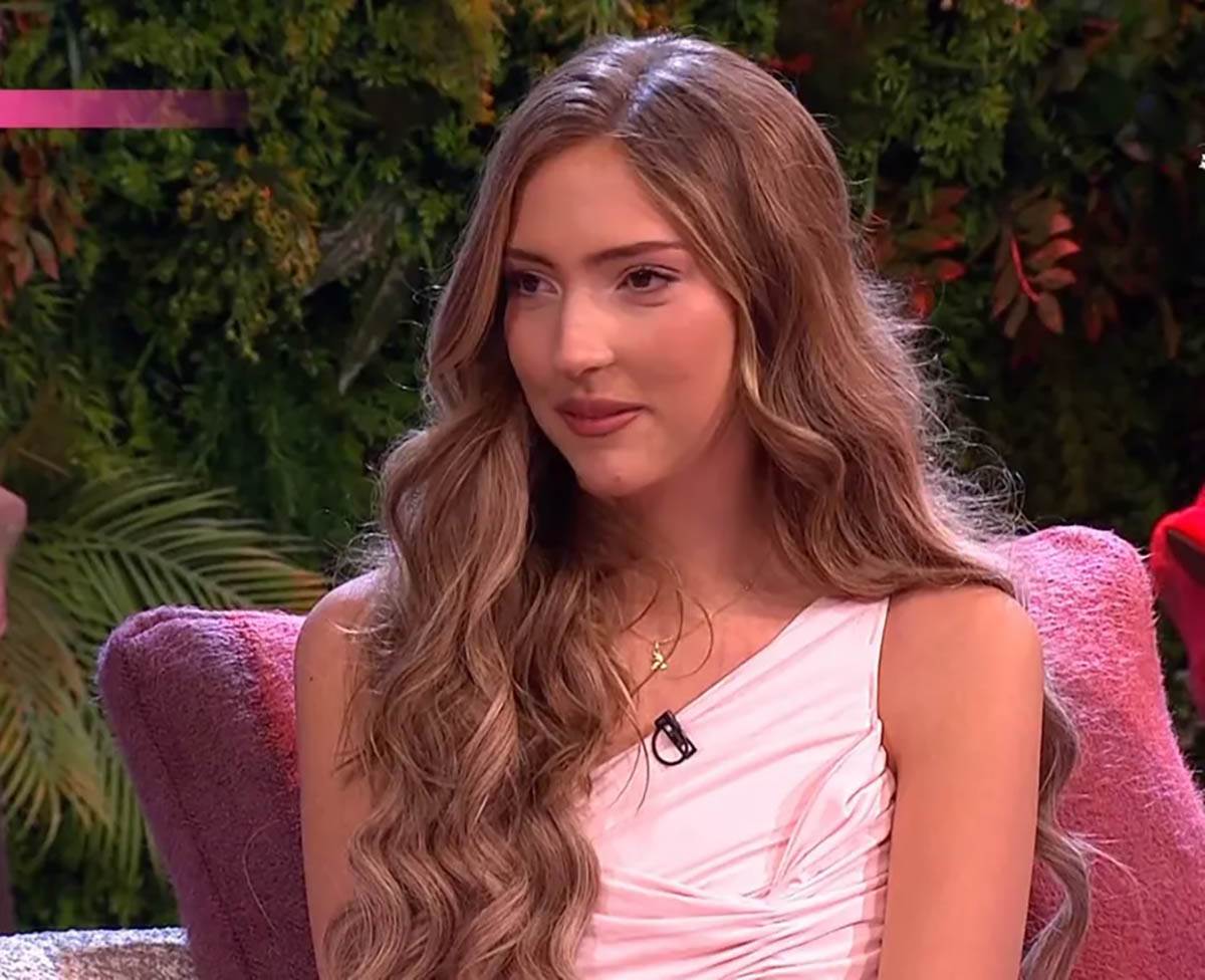 Jelena Karleuša sa ćerkama u Amidži šou (17).jpg