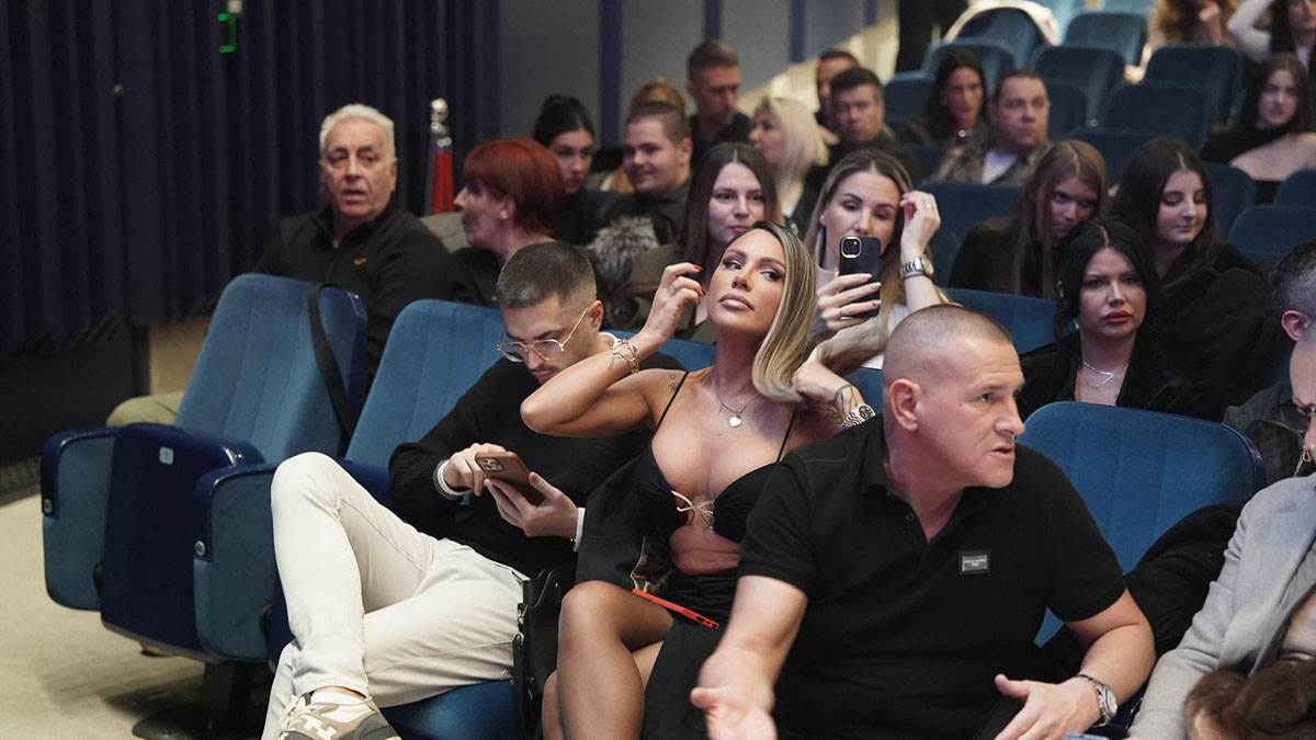 Sandra Afrika sa misterioznim muskarcem na koncertu (1).jpg