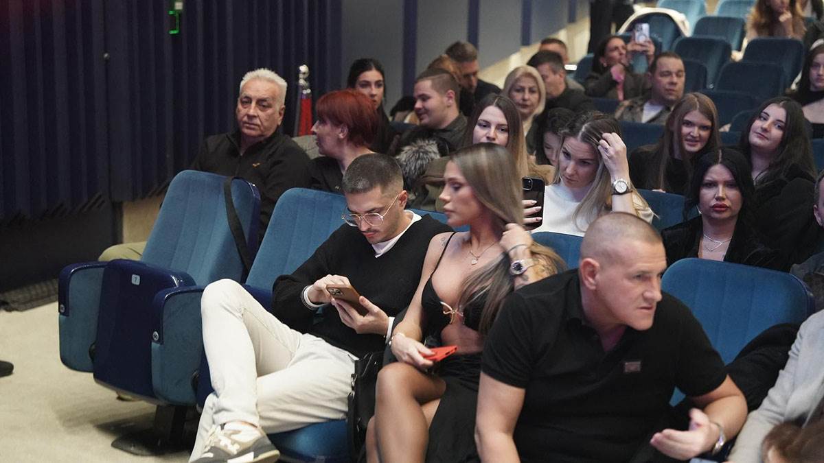 Sandra Afrika sa misterioznim muskarcem na koncertu (3).jpg