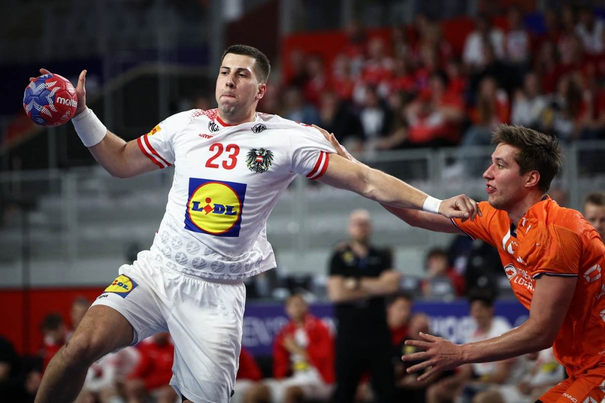 Nemanja Belos šutira na gol rivala