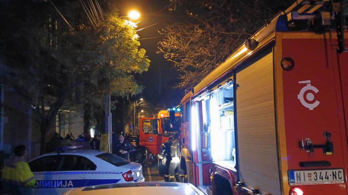 Automobil propao u teretni lift na Vračaru (1).jpg