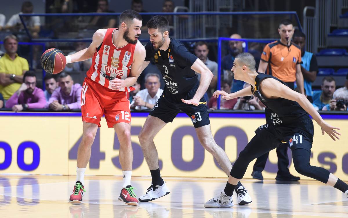 Rade Zagorac čuva Nikolu Kalinića u finalu plejofa ABA lige 2022