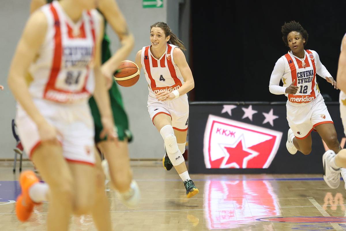 Ivana Katanić vodi loptu na Zvezda Panatinaikos