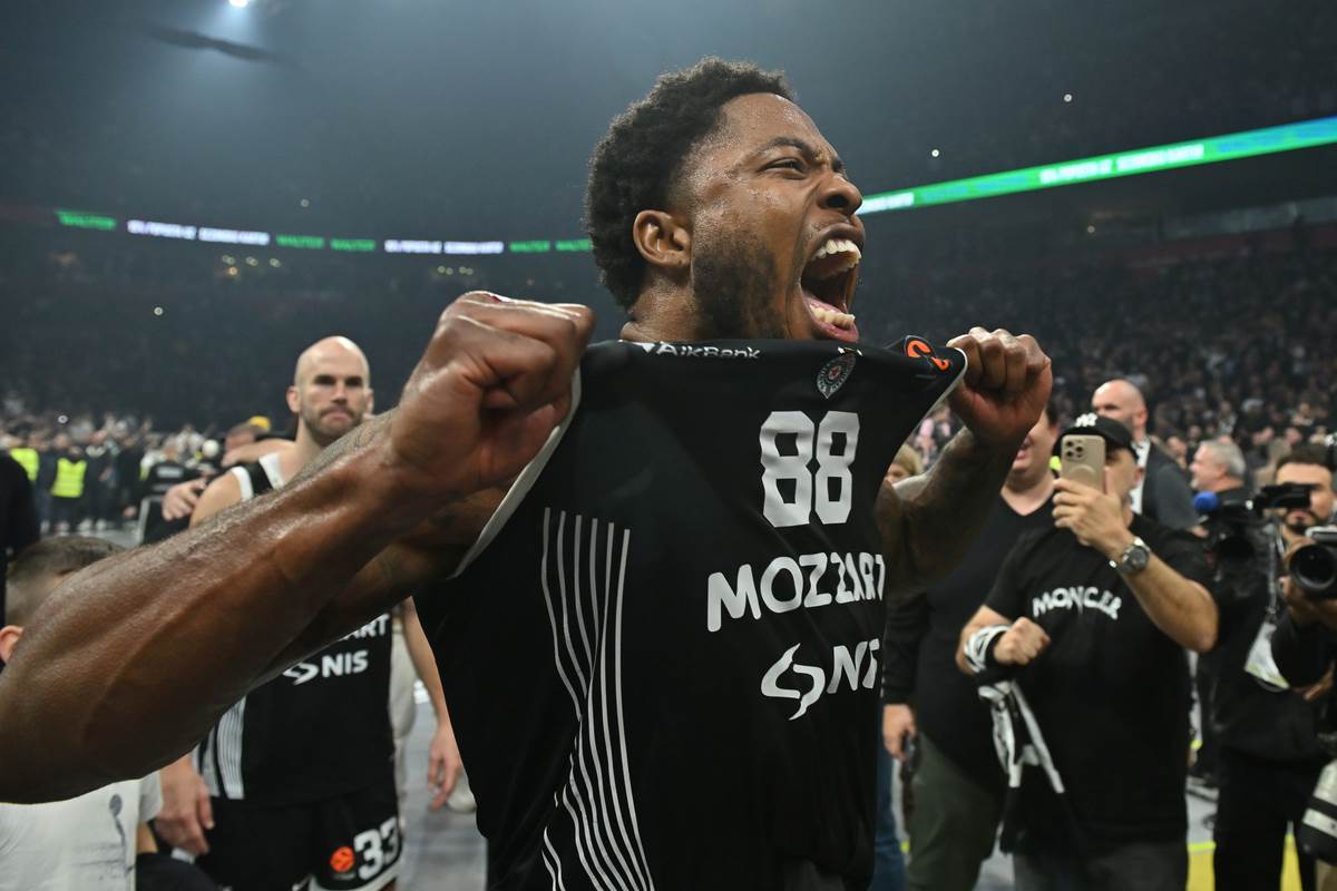 Tajrik Džouns slavi koš u Partizanuartiz07.JPG