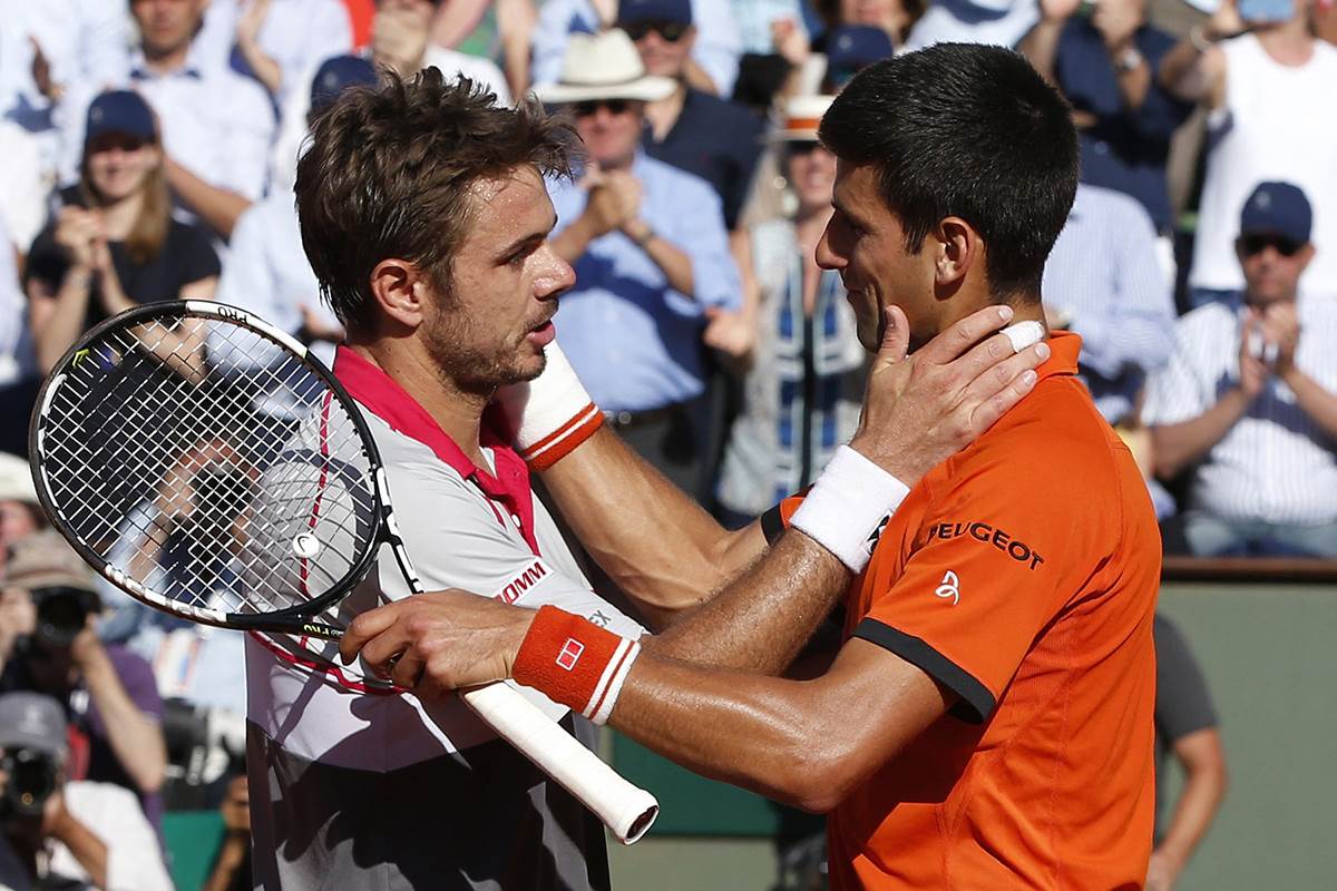 Sten Vavrinka i Novak Đoković se grle na Rolan Garosu.