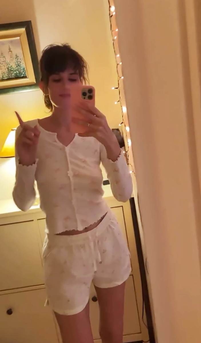 Marija Kundačina pozira u ogledalu u šortsu i bez brusa (2).jpg