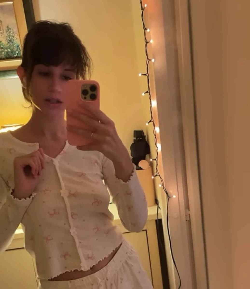 Marija Kundačina pozira u ogledalu u šortsu i bez brusa (4).jpg