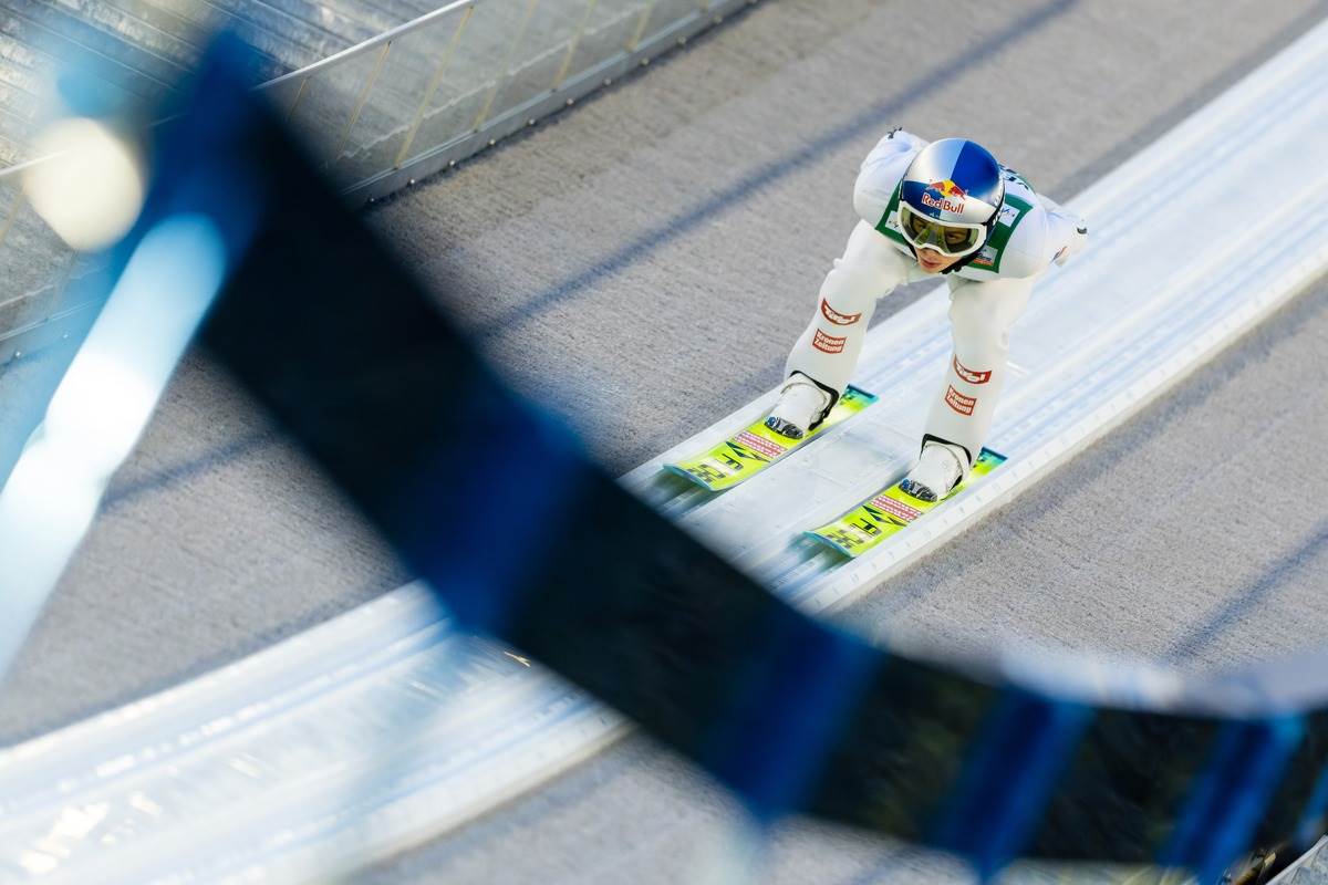 Stefan Embaher skače u Engelbergu u Švajcarskoj